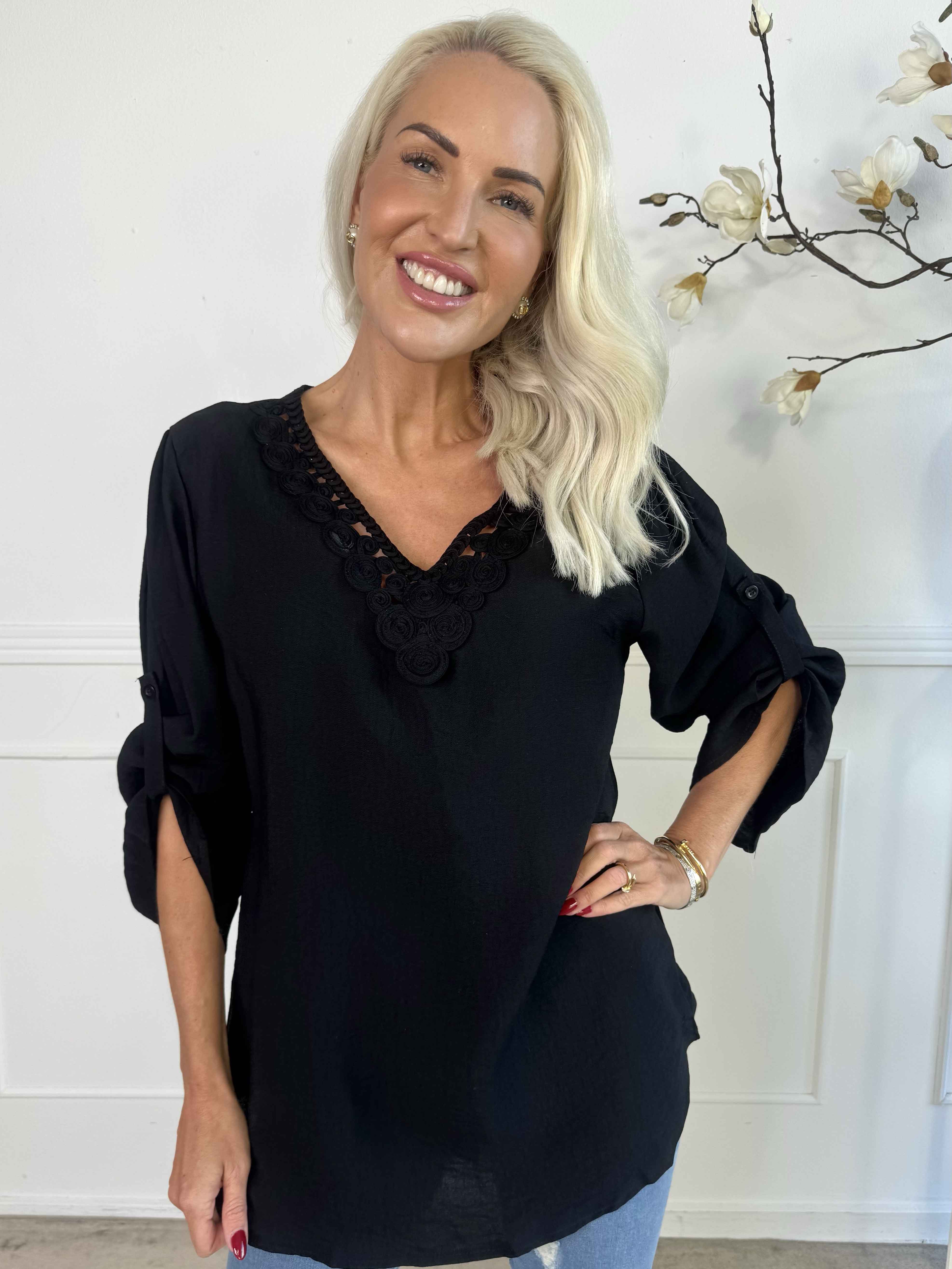 Gina - Bluse i bomuld med detaljeret v-udskæring